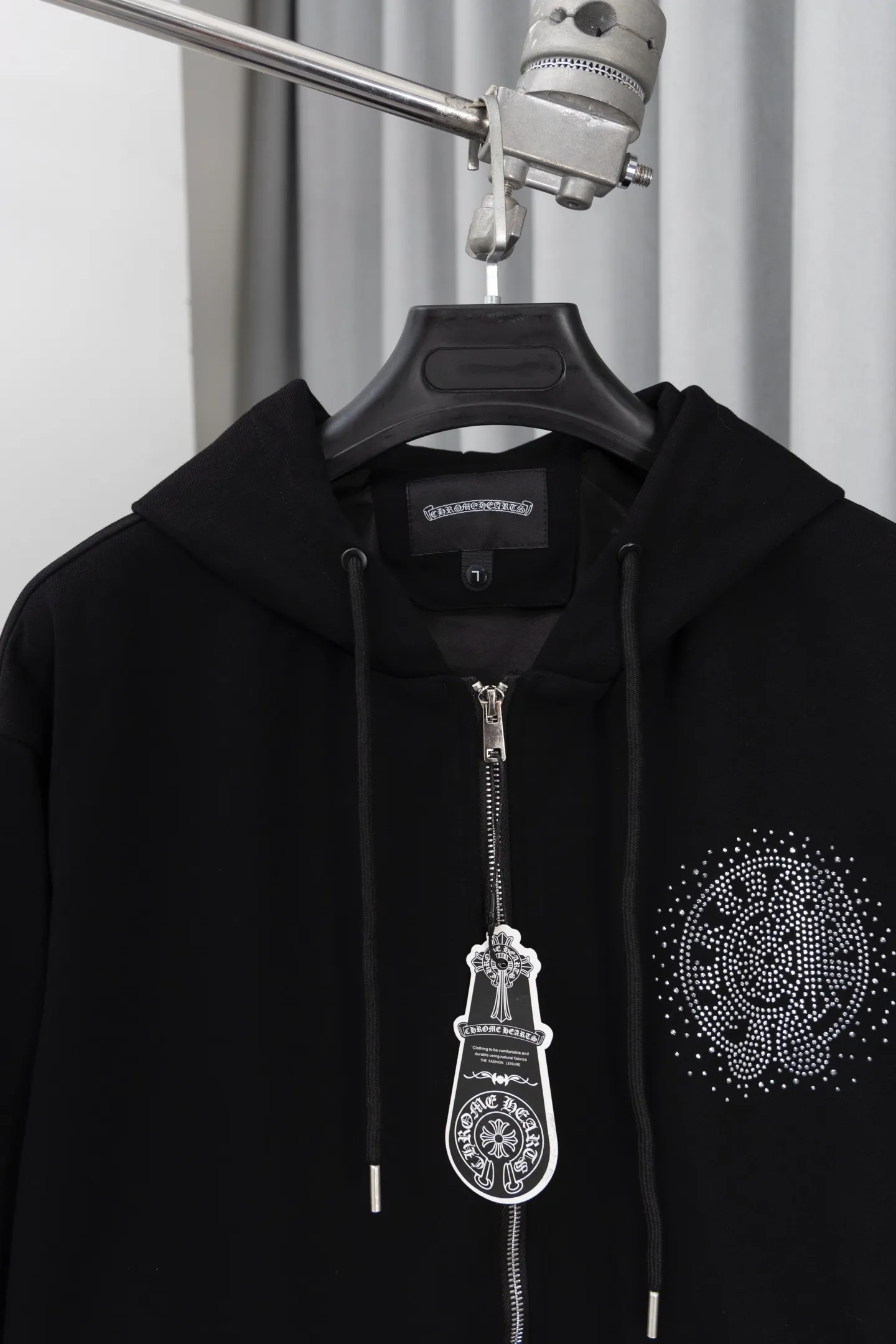 P320 Style No.: S019 𝗖𝗵𝗿𝗼𝗺𝗲 𝗛𝗲𝗮𝗿𝘁𝘀/Cro Heart 2025 Washable Watercolor Diamond Stickers Autumn and Winter New Original Single Counter American Laser Diamond Stickers 3D Three-dimensional Color Embroidery Couple Casual Cardigan Sweatshirt 👑The highest version! Customized fabric 480g tripe terry fabric! American acid-washed and distressed original fabric, laser-burned pattern ✟Colored diamond hardware stickers, exquisite embroidery of letters! The best-selling model in the counter, very comfortable to wear. Accessories: original molded and authenticated collar label➕100% silk wash label. Genuine purchase-grade original hangtag➕matching hanging rope➕3D hanging beads➕original packaging bag. Craftsmanship: The original version has consistent wiring! The highest version of the armhole matching technique! Color: Black Size: S M L XL